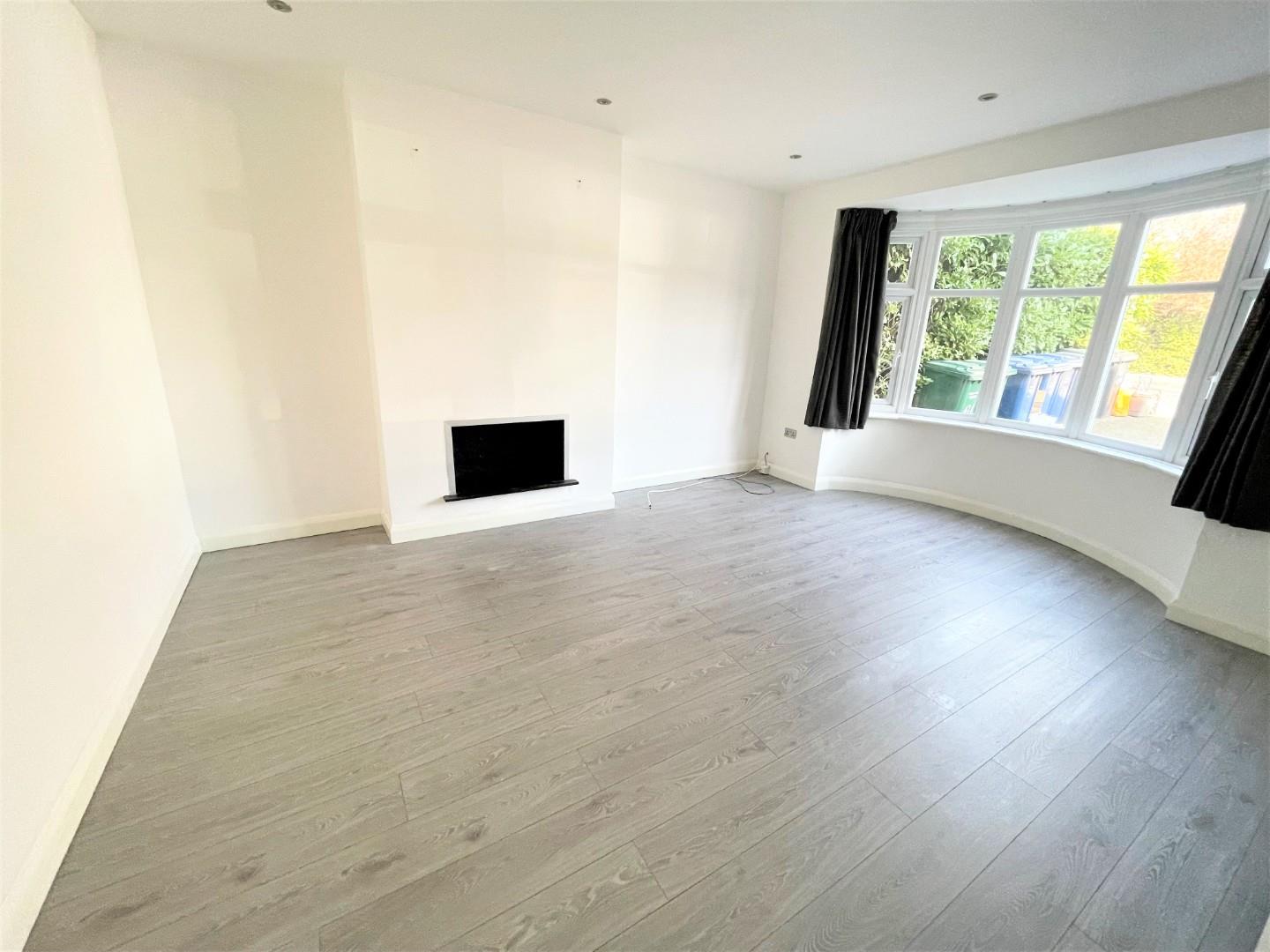 3 bed property in Goodwyn Avenue, Mill Hill